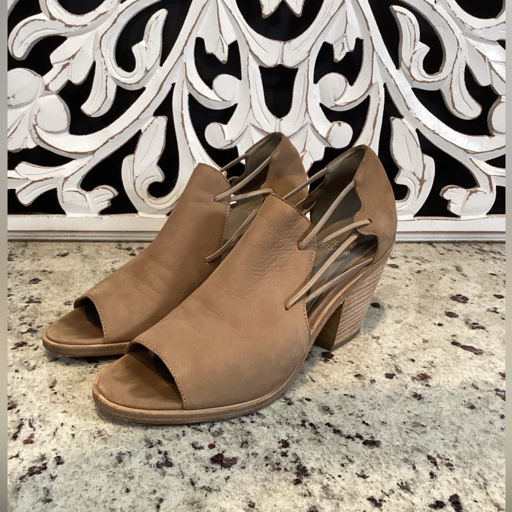 Eileen Fisher Open Toe Leather Heels Size 7 Tan